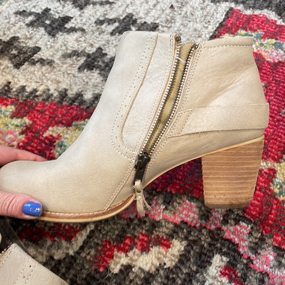 Caterpillar cream booties - size 10 - Picture 5 of 6